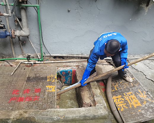 老城镇清掏化粪池