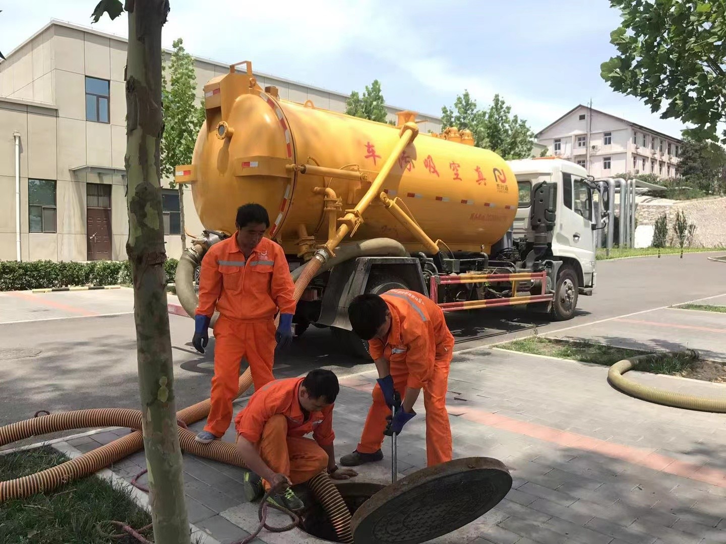 老城镇化粪池清理与5-8吨吸粪车施工效率分析